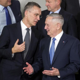 El secretario geenral de la OTAN, Jens Stoltenberg (i), conversa con el nuevo jefe del Pentágono, James Mattis (d). EFE/Stephanie Lecocq