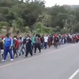 El ejército de Guatemala golpea a la caravana de migrantes