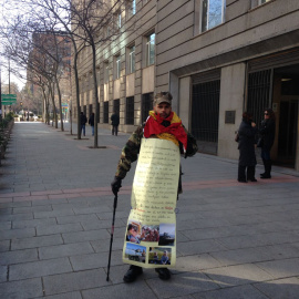 Francisco Javier Fontao, en huelga de hambre frente al Ministerio de Defensa.