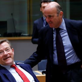 El ministro de Economía español Luis de Guindos, junto al ministro belga de Finanzas Van Overtveldt, en la reunión de ministros de Economía de la UE en Bruselas/ REUTERS