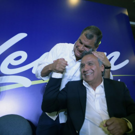 El presidente ecuatoriano, Rafael Correa, se abraza con Lenín Moreno, candidato de Alianza PAÍS y ganador de las elecciones. - AFP