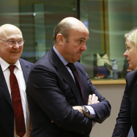 El ministro de Economía, Luis de Guindos, conversa con la ministra sueca de Finanzas, Magdalena Andersson, junto al ministro galo de Finanzas, Michel Sapin, antes del comienzo de la reunión del Ecofin, en Bruselas. EFE/Olivier Hoslet