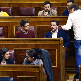 Íñigo Errejón ocupa su nuevo escaño al lado del líder de IU, Alberto Garzón, tras ser sustituido en su puesto de portavoz parlamentario por Irene Montero, mientras que Bescansa pasar a la tercera fila. | EFE