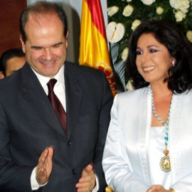 Isabel Pantoja, junto al entonces presidente de la Junta, Manuel Chaves, el día de la entrega de la Medalla de Andalucía. EFE