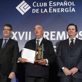 José Lladó Fernández-Urrutia (c), propietario de Técnicas Reunidas, acompañado por el ministro de Energía, Álvaro Nadal (i) y el presidente del Club Español de la Energía y de Endesa, Borja Prado (d), tras ser galardonado con el Premio Ener