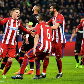 Los jugadores celebran uno de los cuatro goles que marcaron en Leverkusen.| EFE