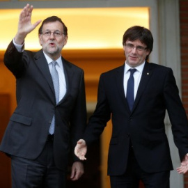 El presidente del Gobierno, Mariano Rajoy, junto al president de la Generalitat, Carles Puigdemont. - REUTERS