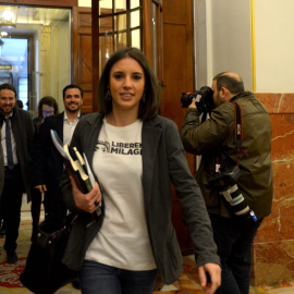 Irene Montero, a su entrada este miércoles en el Hemiciclo del Congreso de los Diputados, ataviada con una camiseta en favor de la liberación de Milagro Sala. DANI GAGO (Podemos)