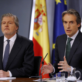 El ministro de Fomento, Íñigo de la Serna (d), con el portavoz del Gobierno, Íñigo Méndez de Vigo (i), durante la rueda de prensa que han ofrecido tras la reunión del Consejo de Ministros. EFE/Sergio Barrenechea