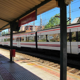 Un tren de Cercanías de Renfe en una estación en el País Vasco. E.P.