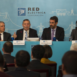 El presidente de REE, José Folgado (2i), y el consejero delegado, Juan Lasala (2d), en la rueda de prensa previa a la junta de accionistas de la eléctrica. EFE