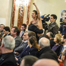 Una activista del grupo feminista Femen interrumpe la rueda de prensa de la líder del partido de extrema derecha Frente Nacional y candidata presidencial, Marine Le Pen (no en la imagen), durante una rueda de prensa sobre las políticas de e