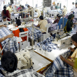 Trabajadores del textil en una fábrica de Blangadesh. NEWSWEEKME