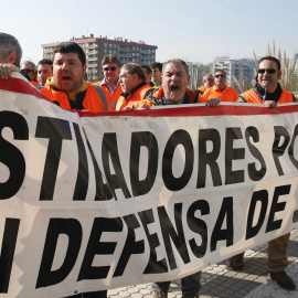 Estibadores del Puerto de Pasaia protestan aprovechando la visita del ministro de Fomento, Iñigo de la Serna, al País Vasco. EFE/Juan Herrero.