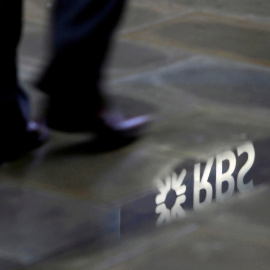 El logo del Royal Bank of Scotland (RBS) reflejado en un charcho en Londres. REUTERS/Stefan Wermuth