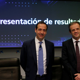 El presidente de CaixaBank, Jordi Gual (i.), y el consejero delegado, Gonzalo Gortazar (d), posan antes de la presentación de los resultados de la entidad en 2016. REUTERS/Albert Gea