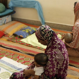 Dos mujeres sostienen a sus bebés en el centro Hope de la organización Destitute Women and Children (HDWC) en Mohammadpur en Dacca (Bangladesh)  EFE/Abir Abdullah