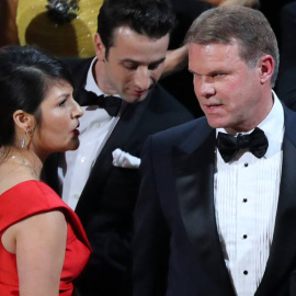 Martha Ruiz, a la izquierda, y Brian Cullinan, a la derecha, a los que se responsabiliza del histórico error de los Oscar. | REUTERS