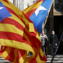 El expresidente de la Generalitat Artur Mas y la exconsellera Irene Rigau a la salida del juicio que se celebra en el Tribunal Superior de Justicia por Cataluña (TSJC) por la consulta del 9N. Artur Mas ha asumido hoy toda la "iniciativa pol