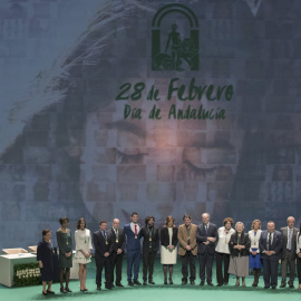 La presidenta andaluza, Susana Díaz, posa en el Teatro de la Maestranza de Sevilla con los galardonados en el acto de entrega de las Medallas de Andalucía con motivo de la conmemoración del día de la comunidad autónoma. EFE/Julio Muñoz