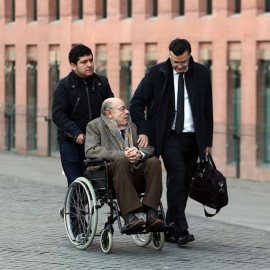 El expresidente del Palau de la Música Félix Millet (c) llega a la Ciutat de la Justicia, donde la Audiencia de Barcelona celebra el juicio del expolio del Palau de la Música. EFE/Toni Albir