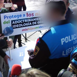 La Policía desmonta un puesto de censura parental de HazteOir frente a un colegio de Leganés