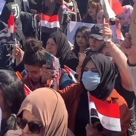 Las mujeres defienden su derecho a manifestarse con ellos en Irak