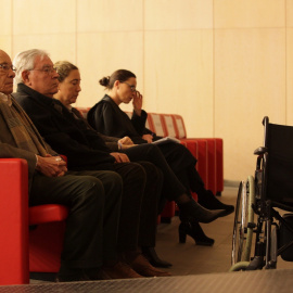 El expresidente del Palau de la Música, Félix Millet (i), junto al exdirector administrativo del Palau de la Música, Jordi Montull (2i), y la hija de éste y exdirectora financiera de la entidad, Gemma Montull (3i), al comienzo del juicio po