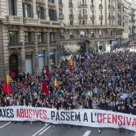 Más de 4.000 estudiantes de las universidades catalanas, según datos de la Guardia Urbana, se han manifestado por el centro de Barcelona para exigir la reducción en un 30 % de las tasas universitarias, que son las más caras de España, y equ