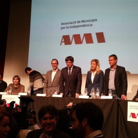 El president de la Generalitat, Carles Puigdemont, junto a la alcaldesa de L'Hospitalet, Núria Marín, en la asamblea general de la AMI. E.P.