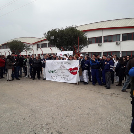 Trabajadores de Deoleo concentrados ante la planta en Alcolea (Córdoba). E.P.