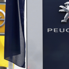 Los logos de Opel y Peugeot. - REUTERS