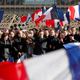 François Fillon saluda a los seguidores que salieron a la calle este domingo. - REUTERS