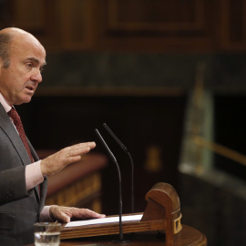 El ministro de Economía, Luis de Guindos, durante su intervención en el pleno del Congreso de los Diputados, posterior a la sesión de Control al Gobierno en la Cámara. EFE/Javier Lizón