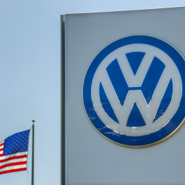 La bandera de EEUU cerca de un concesionario de Volkswagen en la ciudad californiana de San Diego. REUTERS/Mike Blake