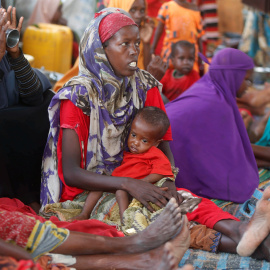 Varias mujeres con sus hijos en un centro para desplazados en Mogadiscio, la capital de Somalia. REUTERS/Feisal Omar