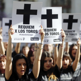 Un grupo de activistas durante la protestaen la plaza del Ayuntamiento por los toros que "perderán la vida" en Fallas. EFE/Kai Försterling