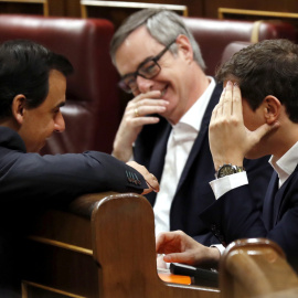 El coordinador general del PP y diputado, Fernando Martínez-Maíllo, (i), conversa con el presidente de Ciudadanos, Albert Rivera (d), y el secretario general, José Manuel Villegas, durante la sesión de Control al Gobierno el Congreso. EFE/S