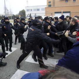 La Policía Nacional carga contra los trabajadores de Coca-Cola. /EFE