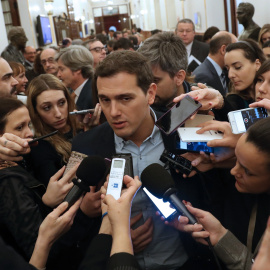 El presidente de Ciudadanos, Albert Rivera, rodeado de periodistas en los pasillos del Congreso de los Diputados. EFE/Zipi