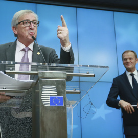 El presidente de la Comisión Europea, Jean-Claude Juncker (izq), y el presidente del Consejo Europeo, Donald Tusk (dcha), hacen una declaración a la prensa tras concluir el segundo día de la cumbre de primavera de la UE en Bruselas (Bélgica