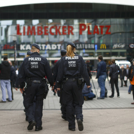 Agentes de la policía alemana se dirigen hacia el centro comercial Limbecker Platz, en la localidad de Essen, que ha permanecido cerrado por temor a un atentado. REUTERS/Thilo Schmuelgen