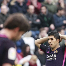 El delantero uruguayo del FC Barcelona Luis Suárez se lamenta al término del partido contra el Deportivo de La Coruña.- EFE