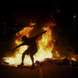 Un joven cruza en un patinete durante una manifestación en Río de Janeiro contra la reforma del régimen de jubilaciones propuesta por el presidente Michel Temer. | EFE