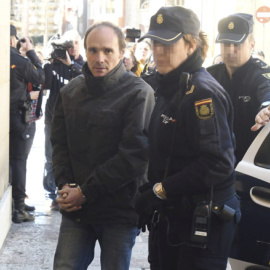 El acusado Miguel Ángel Muñoz Blas, a su llegada a la Audiencia Provincial de León. EFE/J. Casares