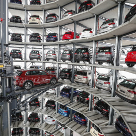 Vehículos del grupo Volkswagen son guardados en una de las dos torres de almacenaje del centro Autodstad en Wolfsburgo (Alemania). EFE/Carsten Koall