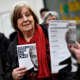 Seguidores de Geert Wilders, portan carteles que apoyan su candidatura para el Parlamento holandés.REUTERS/Dylan Martinez