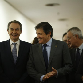 El expresidente del Gobierno, José Luis Rodríguez Zapatero, y el presidente de la Comisión Gestora del PSOE, Javier Fernández. E.P.