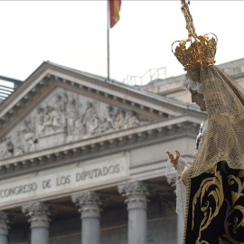 La Virgen de la Dolorosa, en procesión frente al Congreso de los Diputados. EFE