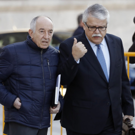 El exgobernador del Banco de España Miguel Ángel Fernández Ordóñez (i), a su llegada a la Audiencia Nacional, donde declara como investigado ante el juez Fernando Andreu por el caso Bankia. EFE/Emilio Naranjo